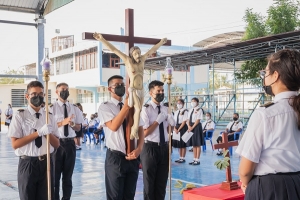 Chanelistas participan del Vía Crucis